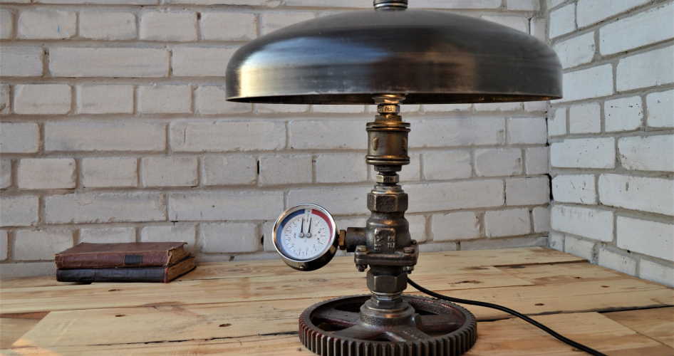 Should metal table lamps be earthed?